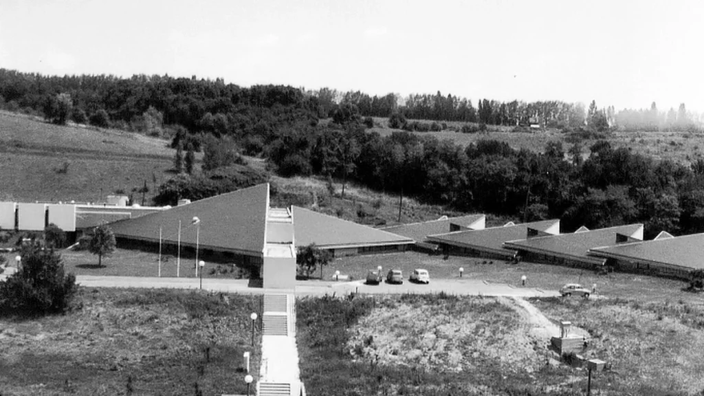 Modulární školky: Jak řeší nedostatek míst, kolik stojí a jaké mají výhody pro obce i děti 109 Moderní modulární budova mateřské školy s dřevěným obložením a velkými okny