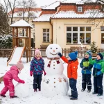 Tema MS Zimni radovanky: deti stavi snehulaka na zahrade materske skoly